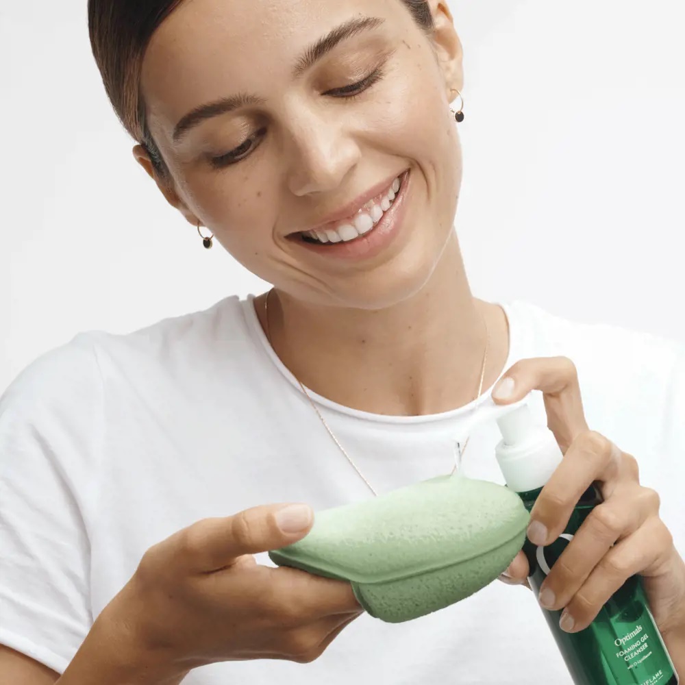 ژل شوینده فوم‌شونده اپتیمالز مناسب پوست چرب و مختلط Optimals Foaming Gel Cleanser